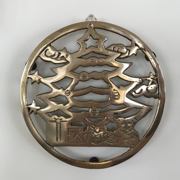 Round Brass Footed Trivet / Wall Hanging Christmas Tree & Presents Teddy Bear - Picture 4 of 4